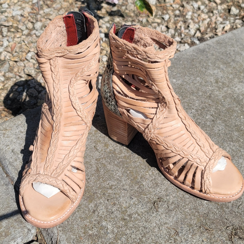 NWOT Freebird by Steven Bela Heel Booties Taupe Turquoise Snake Skin Size 9 - Picture 4 of 8